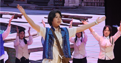 百老汇的星光点亮紫水晶，他们在康礼MYP戏剧节上演...