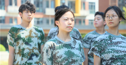 战骄阳磨意志，青春正步向前 | 康礼2025级新生...